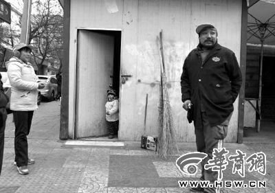 由于沒(méi)人照看，爸爸媽媽干活時(shí)帶著兩歲多的小韓靈  本報(bào)記者 董國(guó)梁 攝 