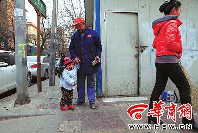 由于沒(méi)人照看，爸爸媽媽干活時(shí)帶著兩歲多的小韓靈  本報(bào)記者 董國(guó)梁 攝 