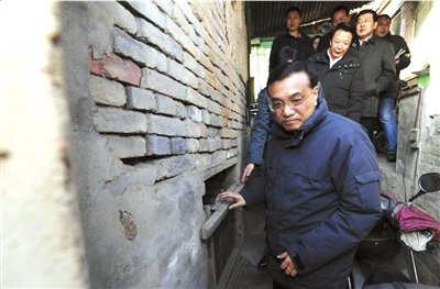 昨天，李克強(qiáng)看望包頭北梁棚戶區(qū)居民。新華社發(fā)